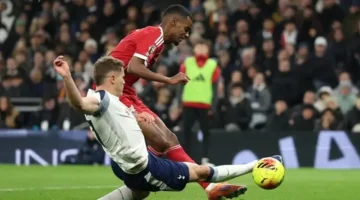 خشية كسر.. ليفربول يتابع حالة إيساك قبل المواجهة الكبرى